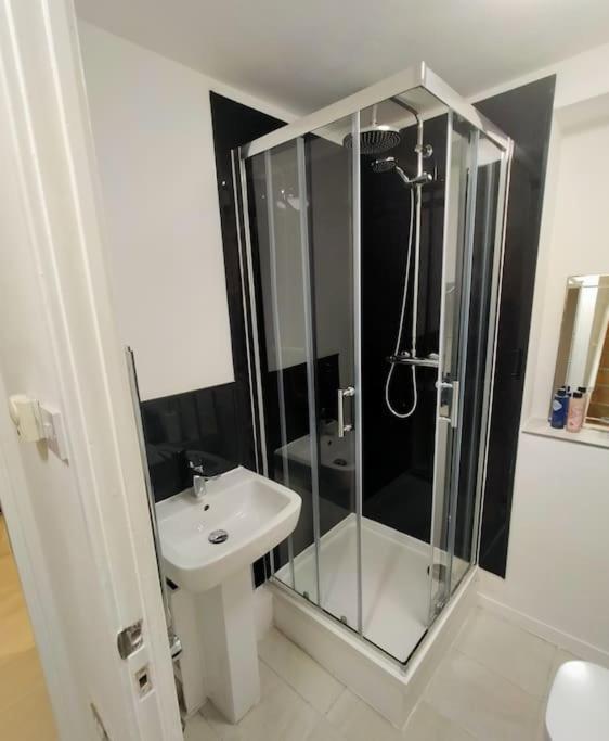 Апартаменти Impeccable 2-Bed House Лондон Екстер'єр фото
